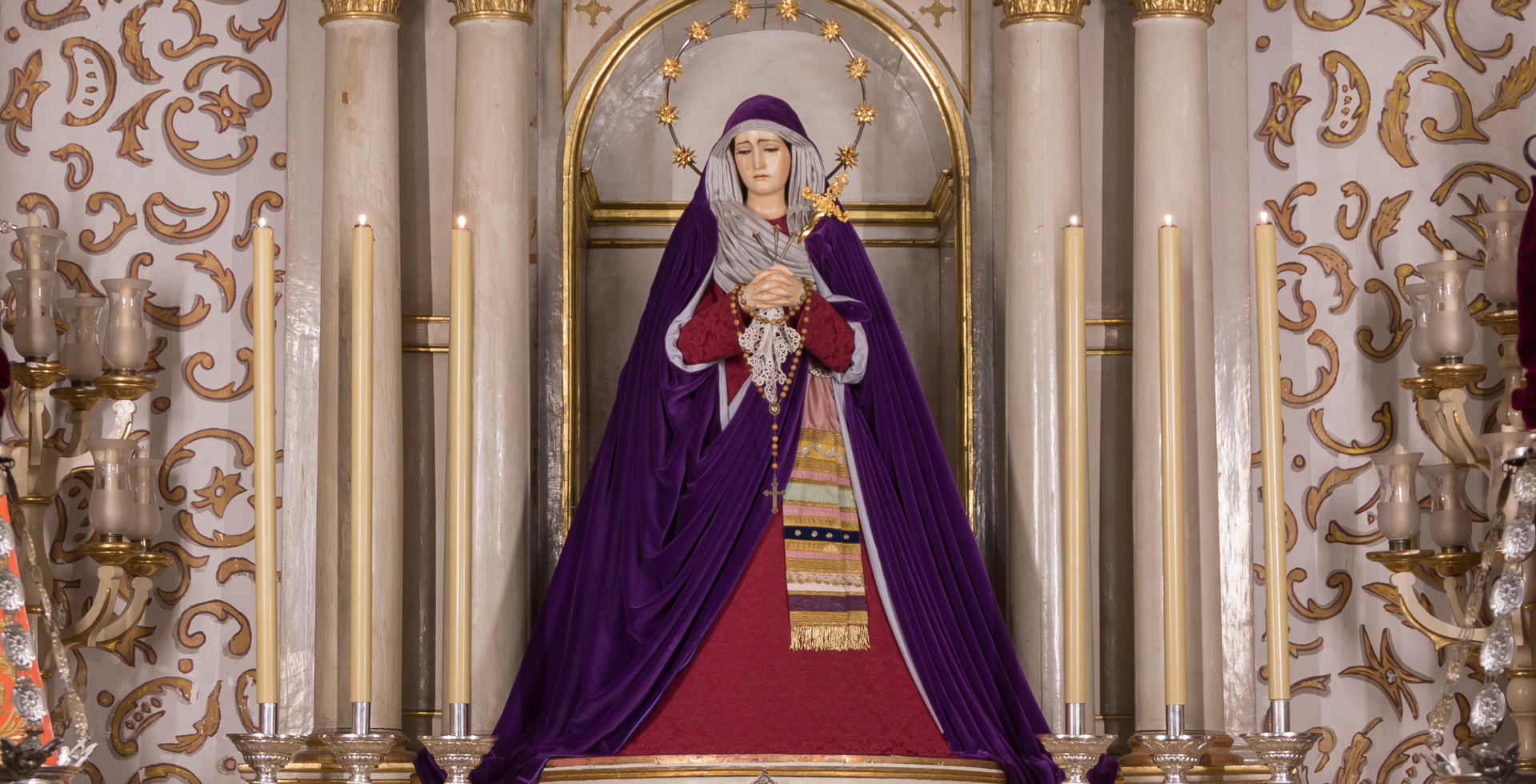 Nuestra Señora, la Virgen de los Dolores de Granada, vestida de hebrea para la Cuaresma. Es una imagen de la Semana Santa de Granada