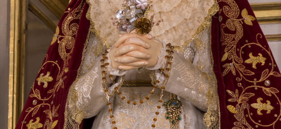 Manos de la Virgen de los Dolores de la Semana Santa de la ciudad de Granada.
