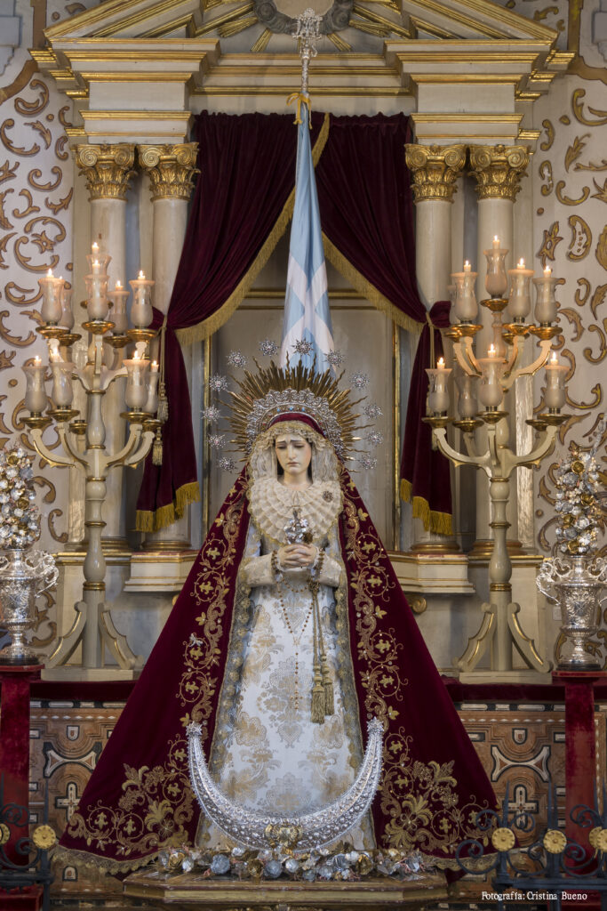 La Virgen de los Dolores, de la Semana Santa de Granada, en su capilla de la Parroquia de San Pedro y San Pablo, preparada para la presentación de Infantes