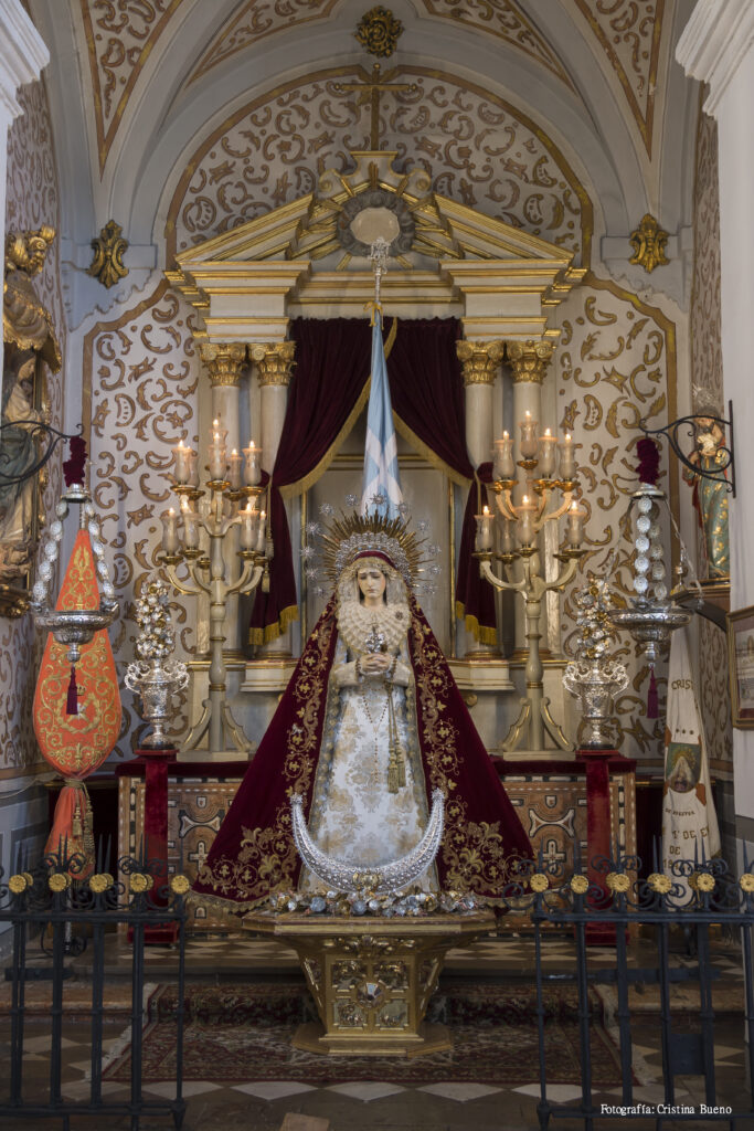 La Virgen de los Dolores, de la Semana Santa de Granada, en su capilla de la Parroquia de San Pedro y San Pablo, preparada para la presentación de Infantes