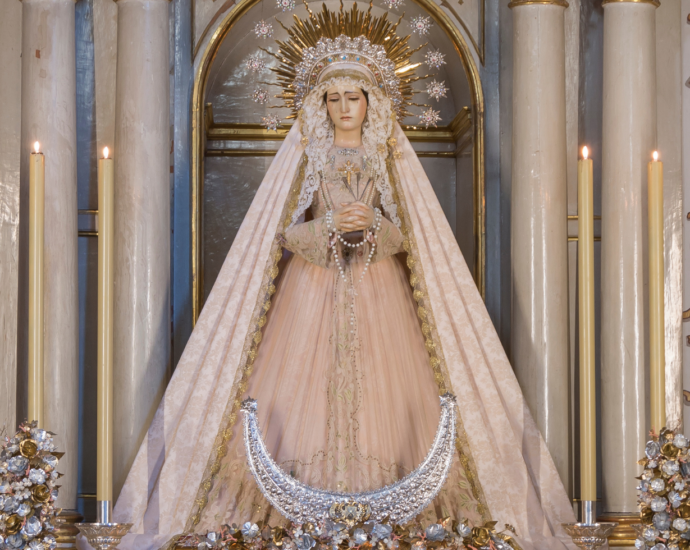 Nuestra Señora de los Dolores de Granada, del Lunes Santo de la Semana Santa de Granada, vestida para la Pascua de Resurrección