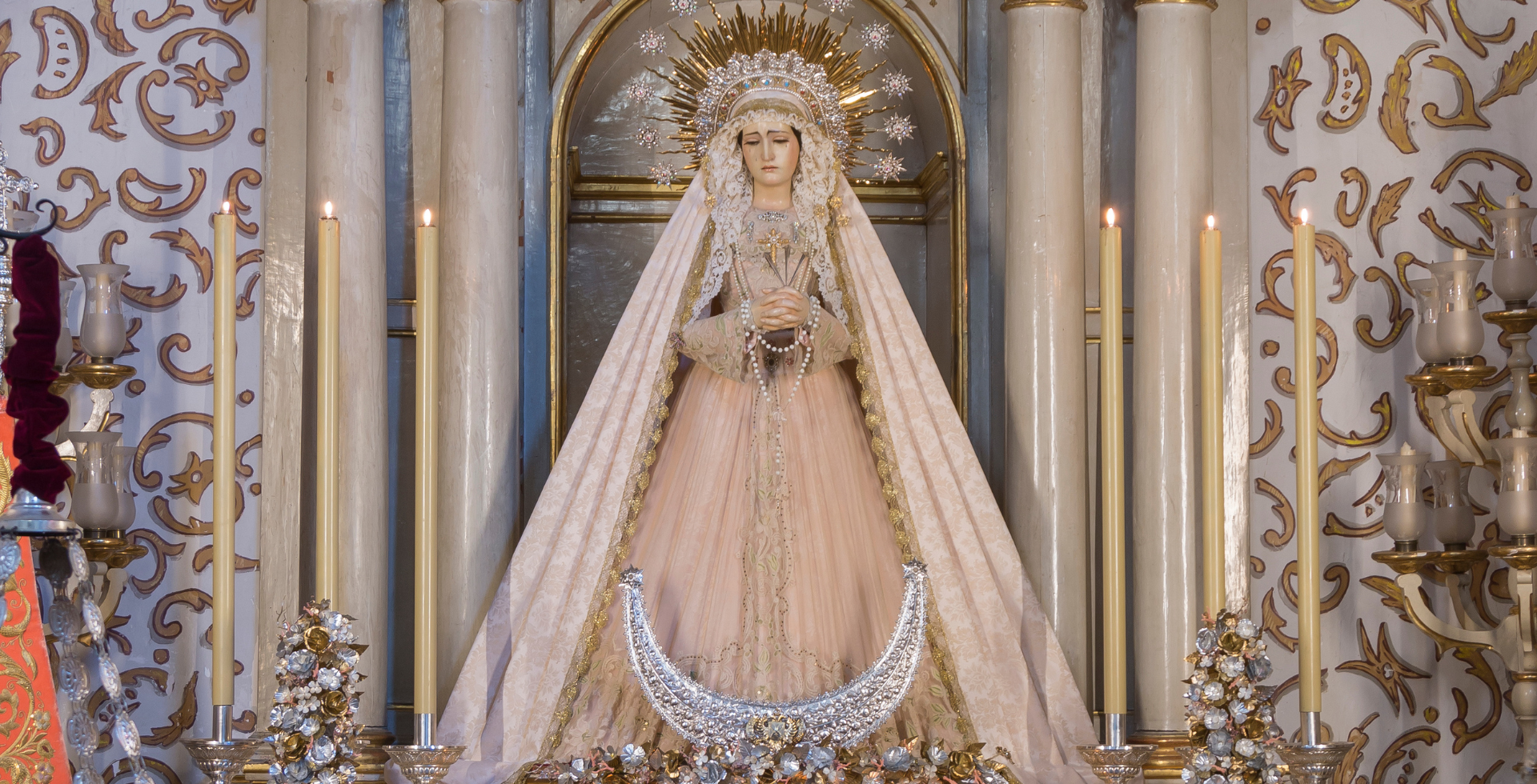 Nuestra Señora de los Dolores de Granada, del Lunes Santo de la Semana Santa de Granada, vestida para la Pascua de Resurrección